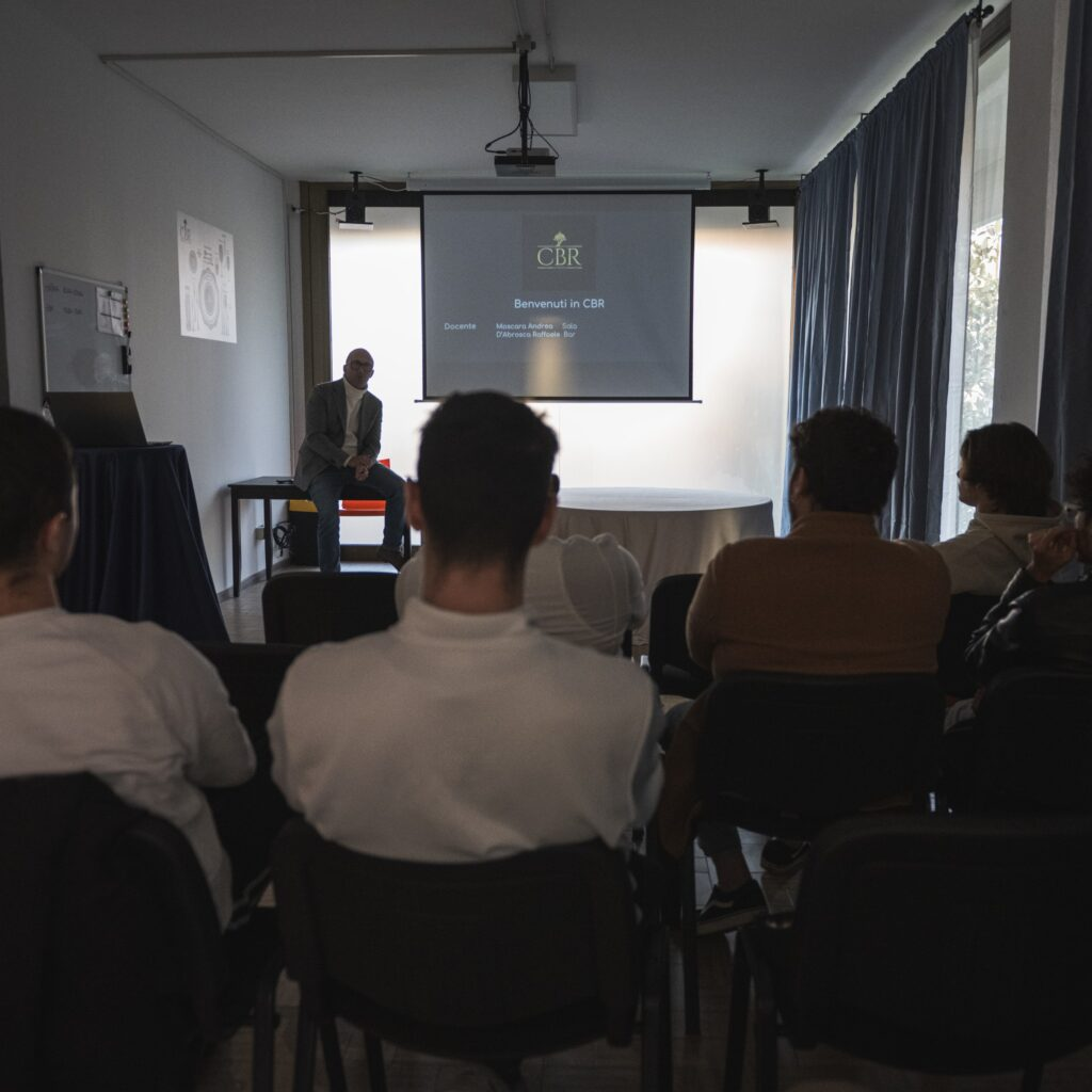Sessione di formazione CBR con docente e schermo Benvenuti in CBR